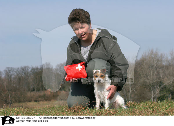 Frau mit Erste-Hilfe-Tasche / woman with first aid bag / SS-26307