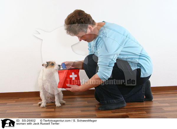 Frau mit Parson Russell Terrier / woman with Parson Russell Terrier / SS-26802