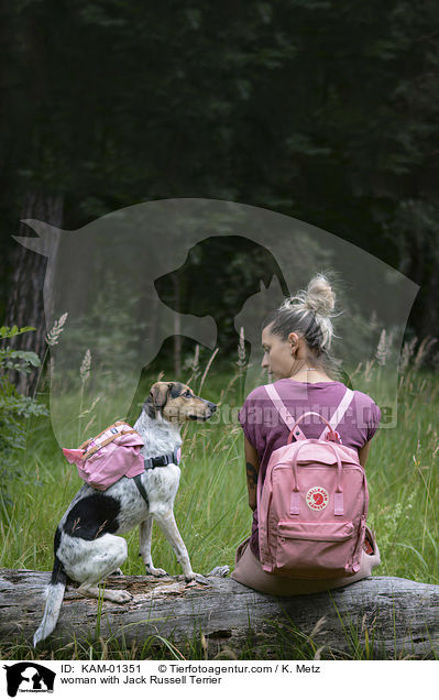 Frau mit Jack Russell Terrier / woman with Jack Russell Terrier / KAM-01351