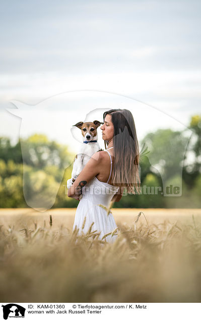 Frau mit Jack Russell Terrier / woman with Jack Russell Terrier / KAM-01360