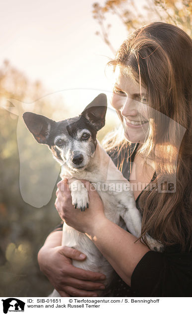 Frau und Jack Russell Terrier / woman and Jack Russell Terrier / SIB-01651
