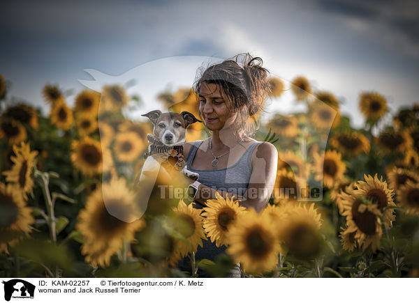 Frau und Jack Russell Terrier / woman and Jack Russell Terrier / KAM-02257