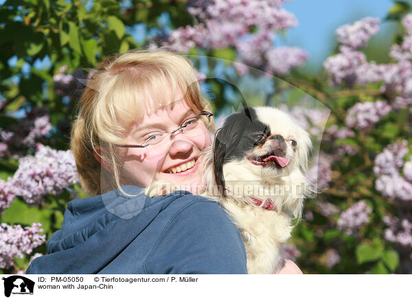 Frau mit Japan-Chin / woman with Japan-Chin / PM-05050
