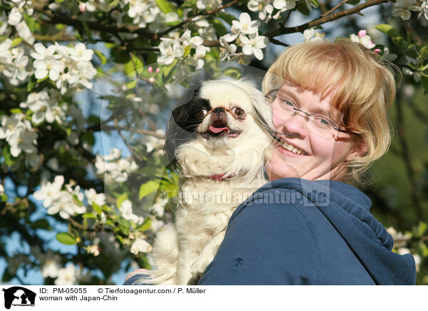 Frau mit Japan-Chin / woman with Japan-Chin / PM-05055