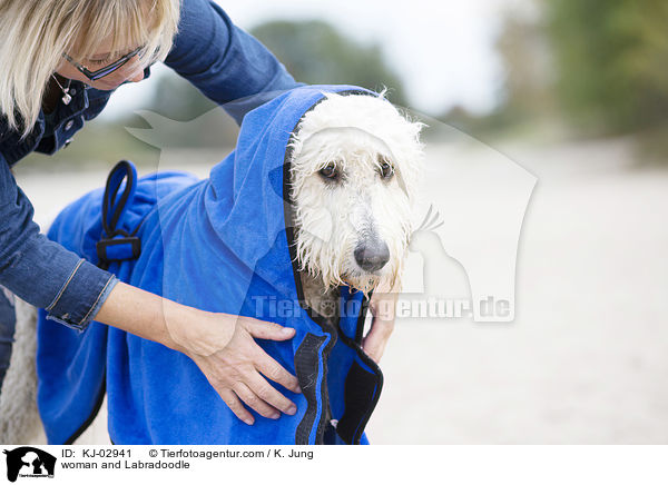 Frau und Labradoodle / woman and Labradoodle / KJ-02941