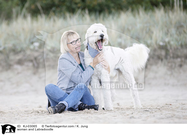 Frau und Labradoodle / woman and Labradoodle / KJ-03065
