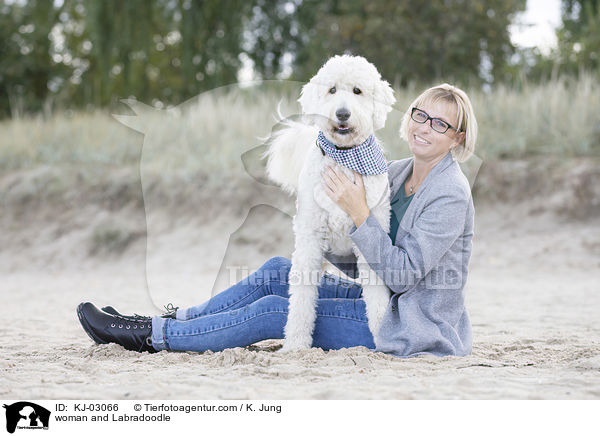 Frau und Labradoodle / woman and Labradoodle / KJ-03066