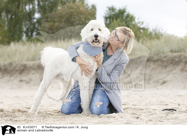 Frau und Labradoodle / woman and Labradoodle / KJ-03071