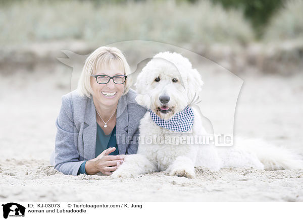 Frau und Labradoodle / woman and Labradoodle / KJ-03073