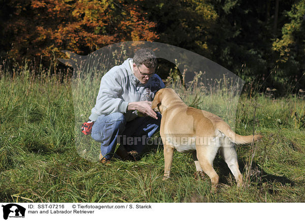 Mann und Labrador Retriever / man and Labrador Retriever / SST-07216