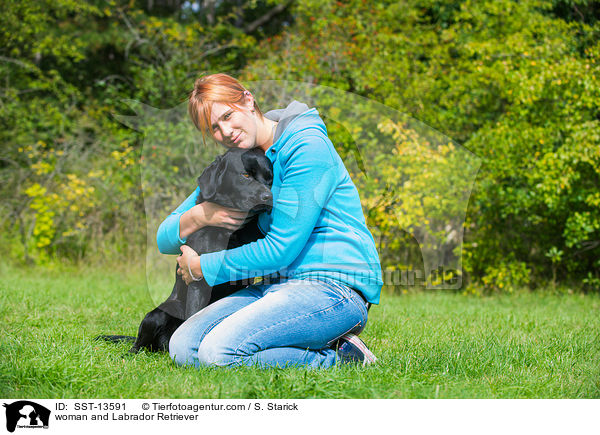 Frau und Labrador Retriever / woman and Labrador Retriever / SST-13591