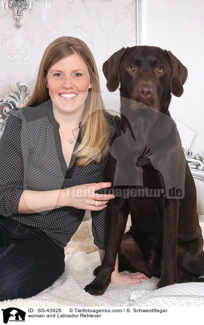 Frau und Labrador Retriever / woman and Labrador Retriever / SS-43926