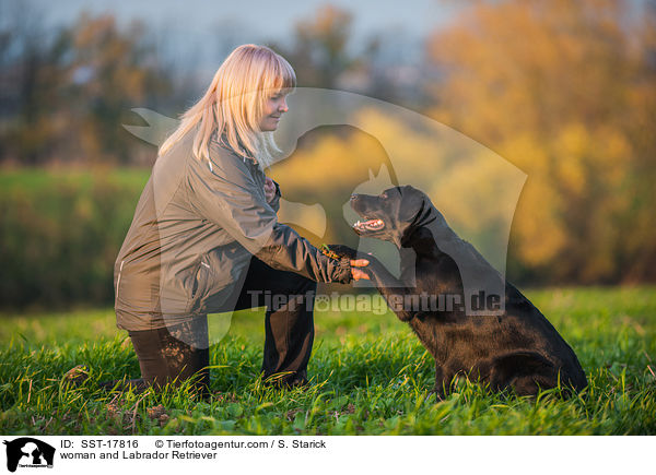 Frau und Labrador Retriever / woman and Labrador Retriever / SST-17816