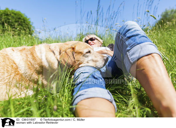 Frau mit Labrador Retriever / woman with Labrador Retriever / CM-01697
