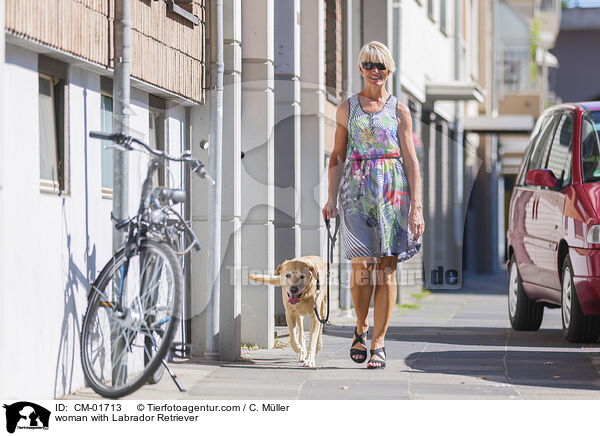 Frau mit Labrador Retriever / woman with Labrador Retriever / CM-01713