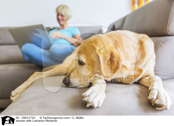 Frau mit Labrador Retriever / woman with Labrador Retriever / CM-01720