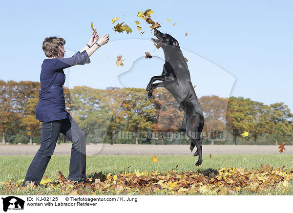 Frau mit Labrador Retriever / woman with Labrador Retriever / KJ-02125