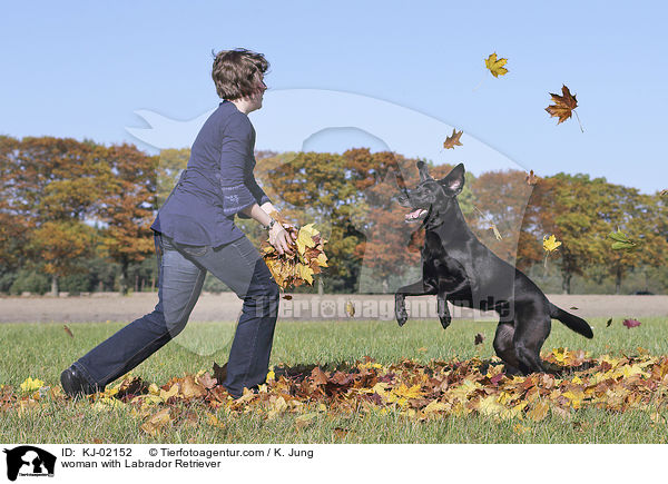 Frau mit Labrador Retriever / woman with Labrador Retriever / KJ-02152