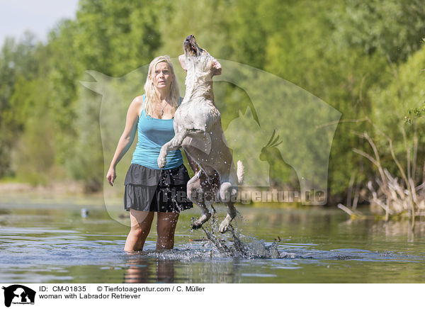 Frau mit Labrador Retriever / woman with Labrador Retriever / CM-01835