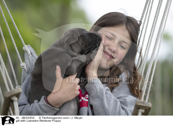 Mdchen mit Labrador Retriever Welpe / girl with Labrador Retriever Puppy / JM-02452