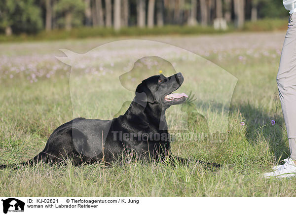 Frau mit Labrador Retriever / woman with Labrador Retriever / KJ-02821