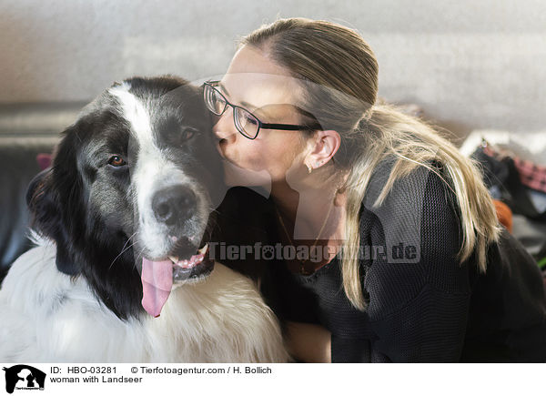 Frau mit Landseer / woman with Landseer / HBO-03281