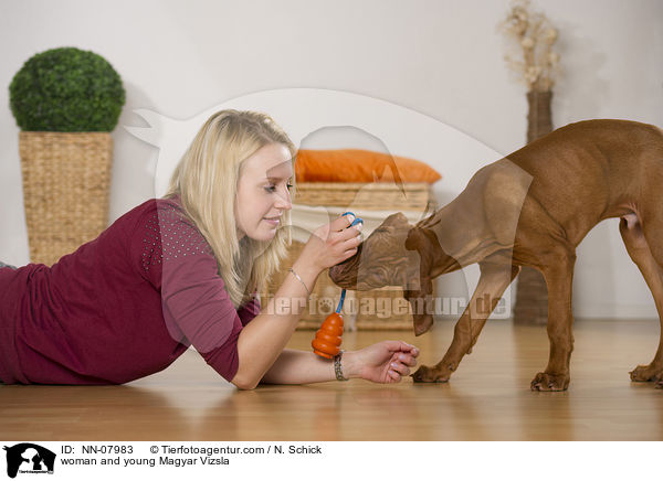 Frau und junger Magyar Vizsla / woman and young Magyar Vizsla / NN-07983
