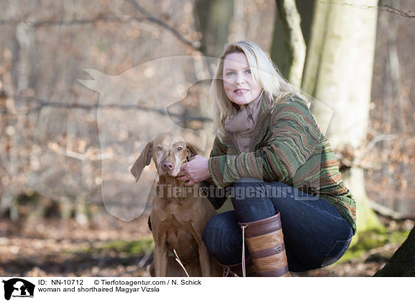 woman and shorthaired Magyar Vizsla / NN-10712