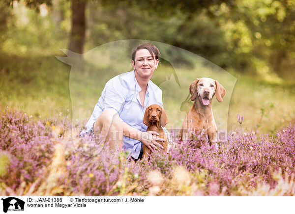 Frau und Magyar Vizsla / woman and Magyar Vizsla / JAM-01386