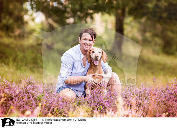 woman and Magyar Vizsla / JAM-01387