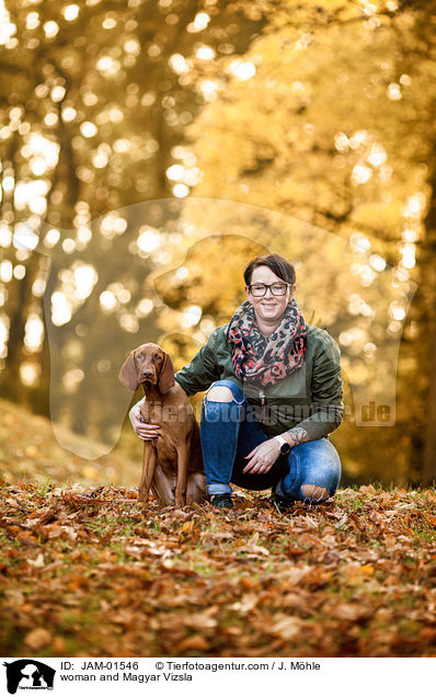 Frau und Magyar Vizsla / woman and Magyar Vizsla / JAM-01546