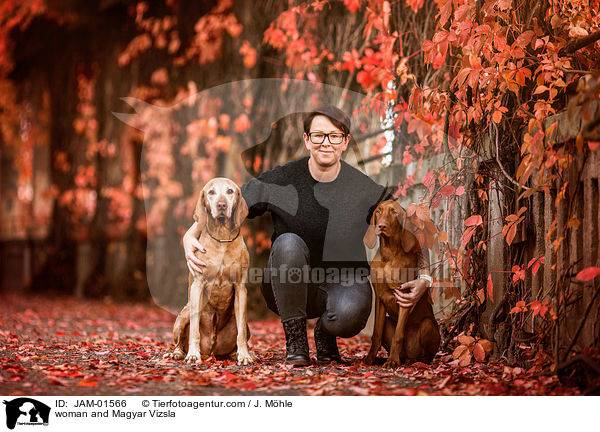 Frau und Magyar Vizsla / woman and Magyar Vizsla / JAM-01566