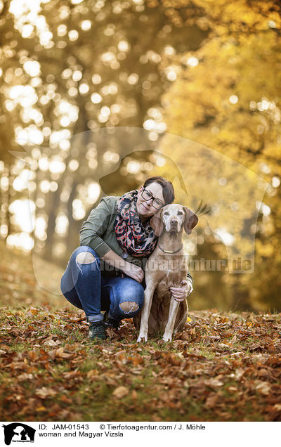 Frau und Magyar Vizsla / woman and Magyar Vizsla / JAM-01543