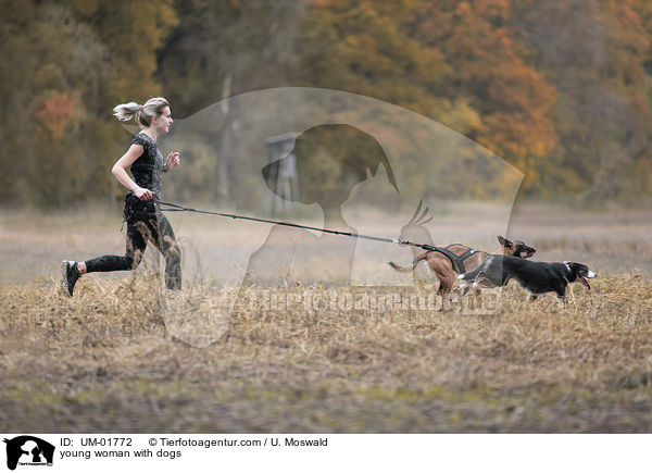 junge Frau mit Hunden / young woman with dogs / UM-01772