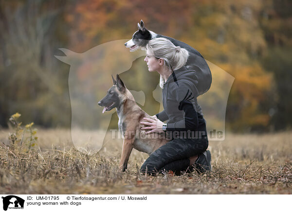 junge Frau mit Hunden / young woman with dogs / UM-01795
