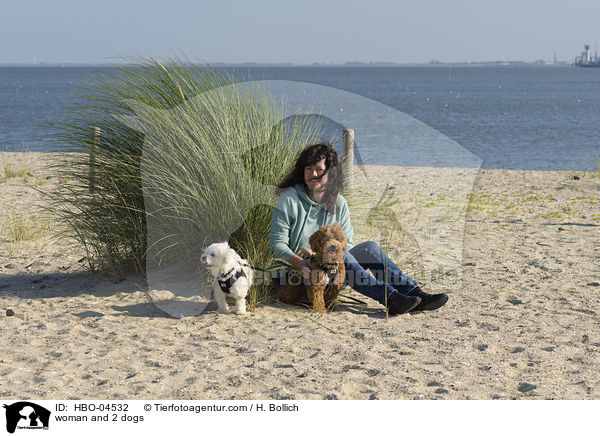 woman and 2 dogs / HBO-04532