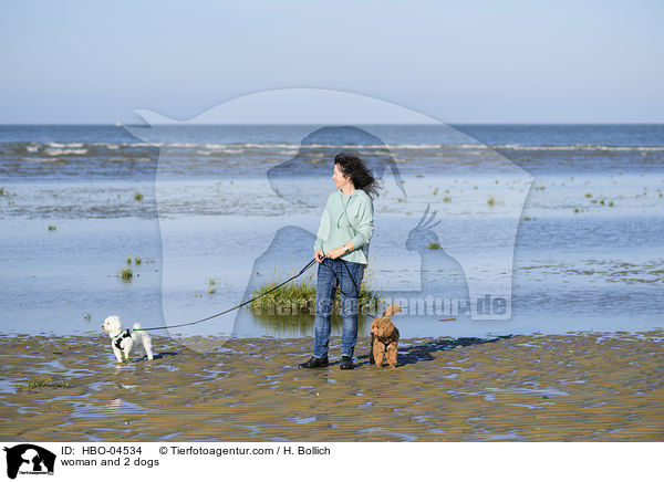 woman and 2 dogs / HBO-04534