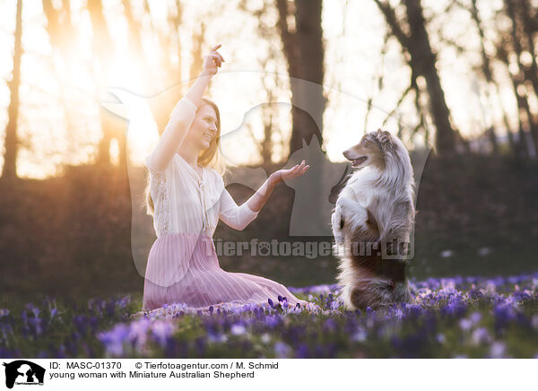 junge Frau mit Miniature Australian Shepherd / young woman with Miniature Australian Shepherd / MASC-01370
