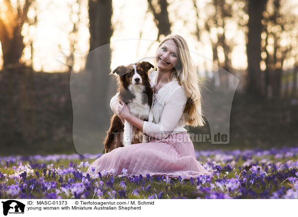 junge Frau mit Miniature Australian Shepherd / young woman with Miniature Australian Shepherd / MASC-01373