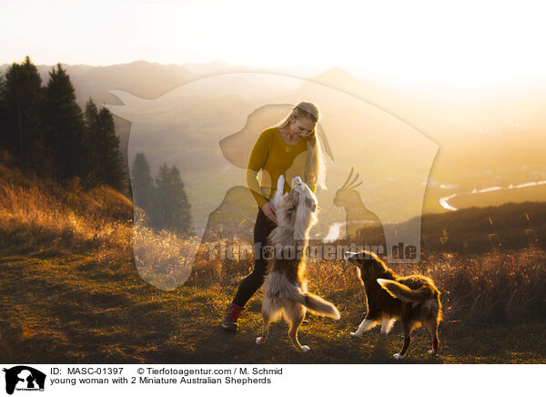 junge Frau mit 2 Miniature Australian Shepherds / young woman with 2 Miniature Australian Shepherds / MASC-01397