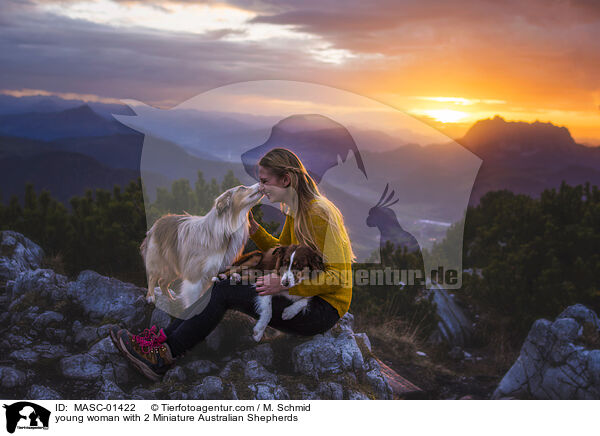 junge Frau mit 2 Miniature Australian Shepherds / young woman with 2 Miniature Australian Shepherds / MASC-01422