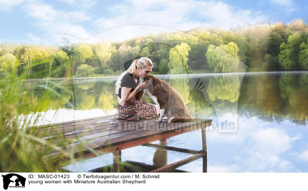 junge Frau mit Miniature Australian Shepherd / young woman with Miniature Australian Shepherd / MASC-01423