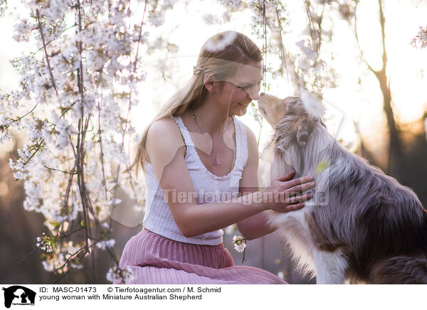 junge Frau mit Miniature Australian Shepherd / young woman with Miniature Australian Shepherd / MASC-01473
