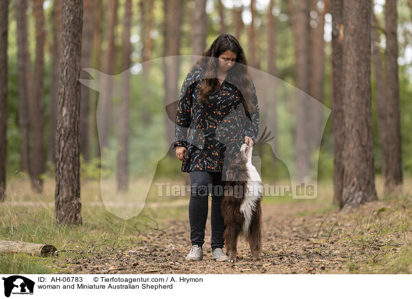 Frau und Miniature Australian Shepherd / woman and Miniature Australian Shepherd / AH-06783