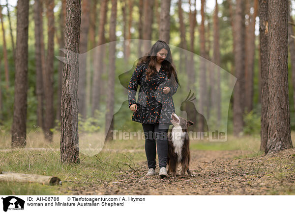 Frau und Miniature Australian Shepherd / woman and Miniature Australian Shepherd / AH-06786