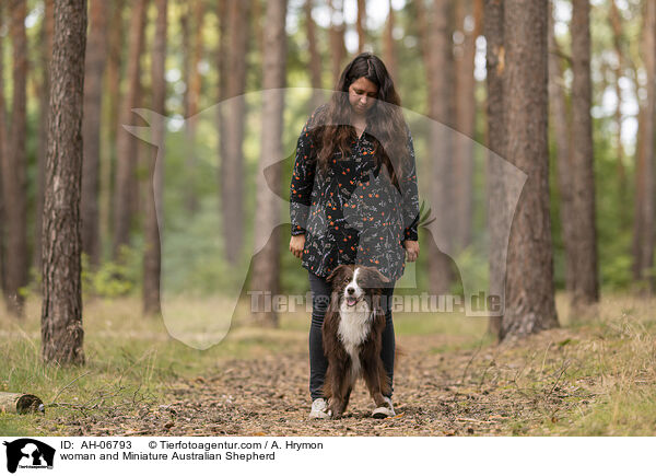Frau und Miniature Australian Shepherd / woman and Miniature Australian Shepherd / AH-06793