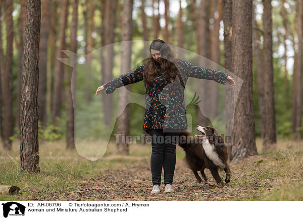 Frau und Miniature Australian Shepherd / woman and Miniature Australian Shepherd / AH-06796