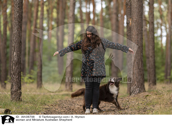 Frau und Miniature Australian Shepherd / woman and Miniature Australian Shepherd / AH-06798