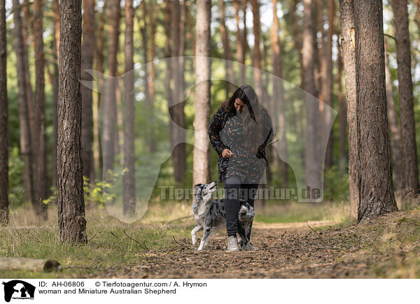 Frau und Miniature Australian Shepherd / woman and Miniature Australian Shepherd / AH-06806
