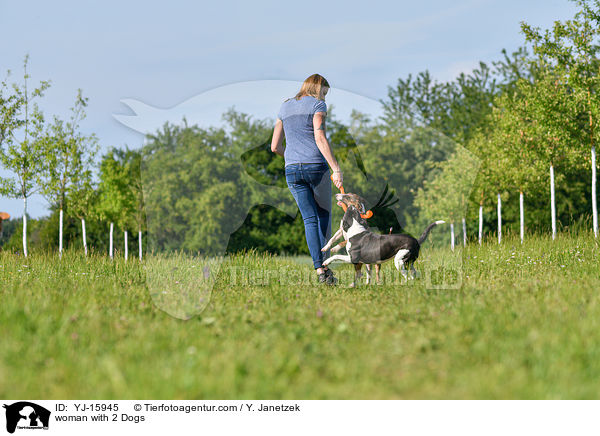 Frau mit 2 Hunden / woman with 2 Dogs / YJ-15945